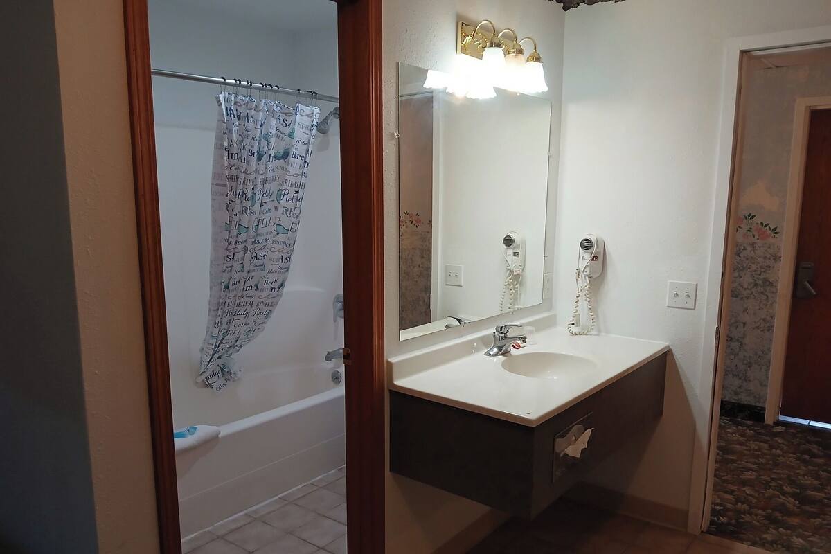 Towels, soap, shampoo, toilet paper