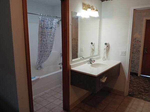 Bathroom - Glacier Gateway INN (Cut Bank)