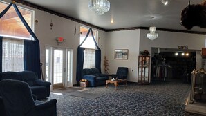 Lobby sitting area - Glacier Gateway INN (Cut Bank)