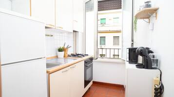 Frigorifero, microonde, forno, piano cottura
