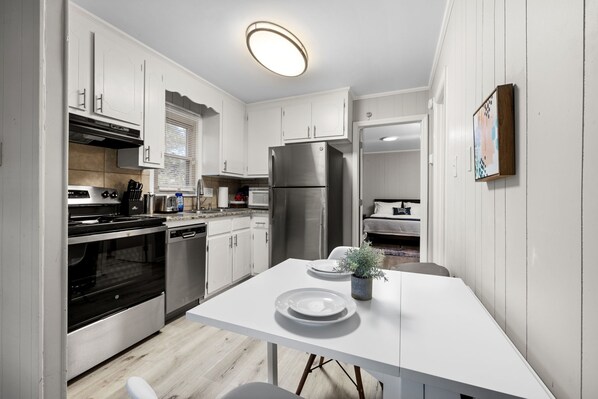 Mikrowelle, Ofen, Herdplatte, Geschirrspüler