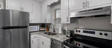 Een magnetron, een oven, een kookplaat, een vaatwasser