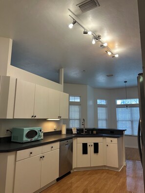 Geladeira, micro-ondas, fogão, cooktop