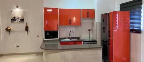 Réfrigérateur, four à micro-ondes, un four, essuie-tout