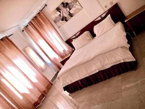 2 bedrooms, desk, WiFi, bed sheets