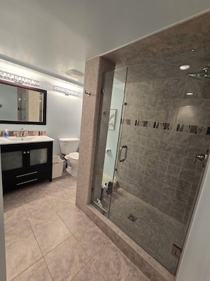 Een douche, een haardroger, een bidet, handdoeken