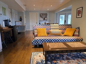 Smart TV, video games, books, video library - Cozy Pet Friendly Guest Suite (Red Deer)