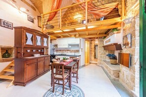 Fridge, oven, stovetop, coffee/tea maker