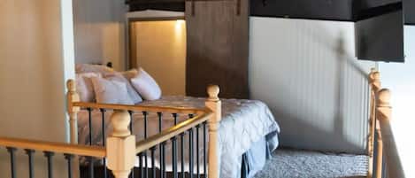 1 bedroom, desk, WiFi, bed sheets