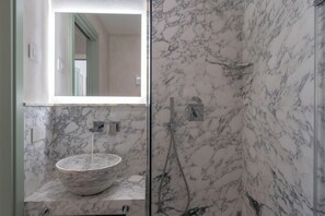 Ducha, secador de pelo, bidet, toallas