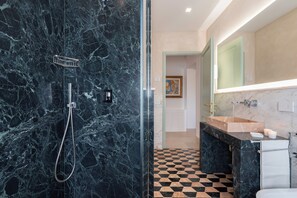 Douche, sĂšche-cheveux, bidet, serviettes fournies