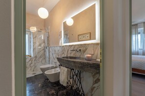 Douche, séchoir à cheveux, bidet, serviettes fournies