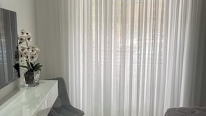 A modern bedroom with a bed, a desk, and a chair. - Alissa Suite (Rome)