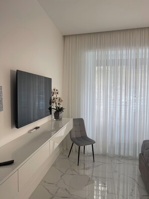 Kamar Double (1) | Minibar gratis, brankas, meja kerja, dan tirai kedap cahaya