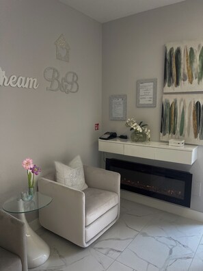 55-inch Smart TV with digital channels, Netflix, streaming services - Alissa Suite (Rome)