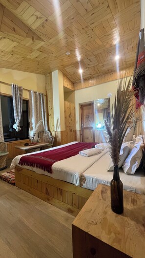 2 bedrooms, WiFi, bed sheets - Mountain Water Stream,Cozy Retreat amongst Devdar Trees in charming Naggar (Naggar)
