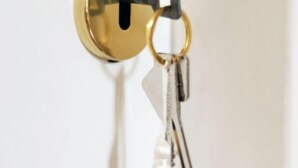 A door with a brass doorknob and a keychain with keys and a tassel. - Hotel de Fouquet - Chambres d'h tes (Metz)