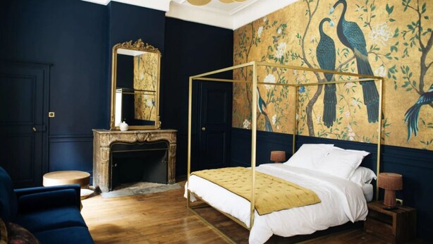 A bedroom with a four-poster bed, a fireplace, and a mural of peacocks. - Hotel de Fouquet - Chambres d'h tes (Metz)