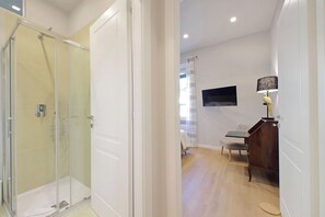 Douche, séchoir à cheveux, bidet, serviettes fournies