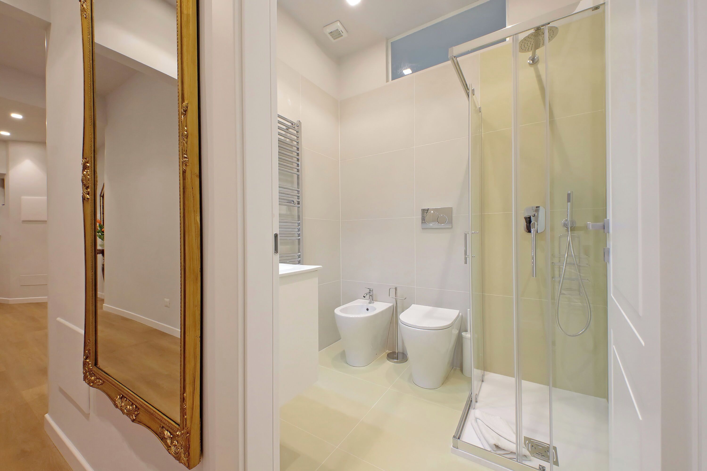 Bruser, hårtørrer, bidet, håndklæder