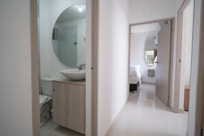 Douche, séchoir à cheveux, bidet, serviettes fournies