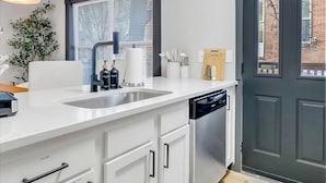 Kaffetrakter/tekoker, kjøleskap, mikrobølgeovn og ovn