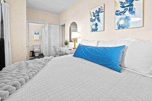 4 quartos, escrivaninha, ferros/tábuas de passar roupa, berço de viagem