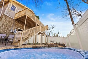 Outdoor spa tub - 100 Year Old Southern Charmer ~HOT TUB~ Great Local (Birmingham)