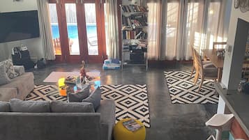 Villa – comfort | Oppholdsområde | TV