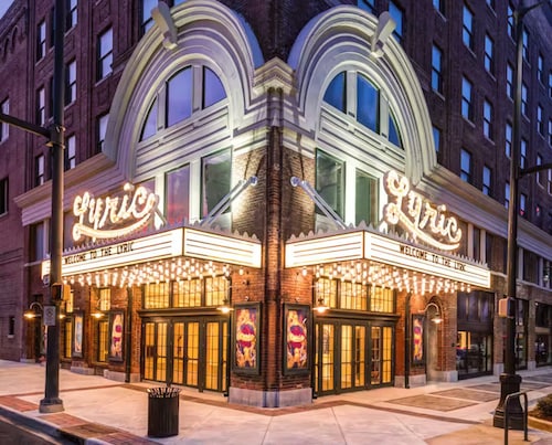 Theatre Inspired Loft 2br - 1 Block to Theatres and Downtown