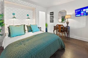 2 slaapkamers, een bureau, een strijkplank/strijkijzer, reisbedje