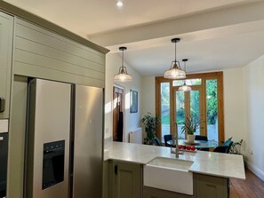 Fridge, microwave, oven, stovetop - Gorgeous 4 bedroom Townhouse (West Northamptonshire)