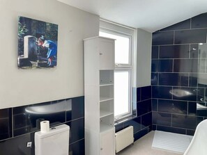 Shower, hair dryer, shampoo - Gorgeous 4 bedroom Townhouse (West Northamptonshire)