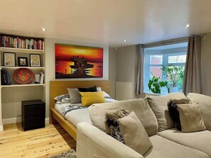 4 bedrooms, iron/ironing board, WiFi, bed sheets - Gorgeous 4 bedroom Townhouse (West Northamptonshire)