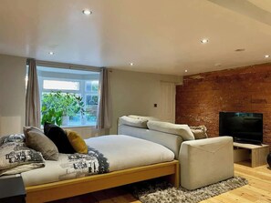 TV, offices - Gorgeous 4 bedroom Townhouse (West Northamptonshire)