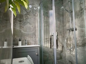 Dusche, Haartrockner, Shampoo