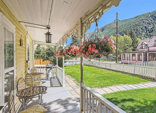 Outdoor dining - Victorian Dream! 3 Bedroom (Georgetown)