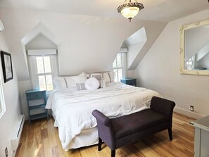 3 bedrooms, desk, iron/ironing board, travel cot