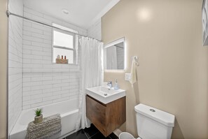 Shower, hair dryer, towels, soap - Modern 3BR/2BA Retreat with Deck, Grill, and 2GB Speed WiFi in Chicago! (Chicago)