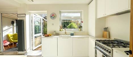 Een koelkast, een microgolfoven, een oven, een kookplaat