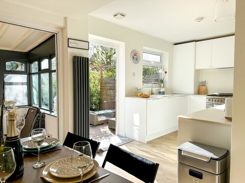 Modern 3 Bed Home - Pets Welcome + FREE Parking