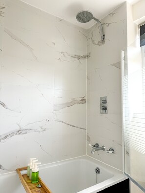 Articles de toilette gratuits, sĂšche-cheveux, serviettes fournies
