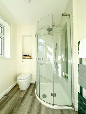 Amenidades de baño gratuitas, secadora de cabello, toallas 