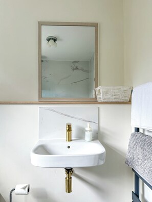 Unclassified image, 4 of 39, button - Modern 3 Bed Home - Pets Welcome + FREE Parking (Canterbury)