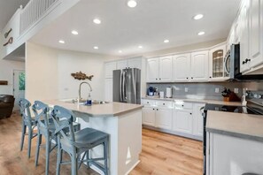 Microwave, oven, stovetop, dishwasher - Charming Lakefront Estate that Sleeps 12 on Beautiful Rough River Lake, KY! (McDaniels)