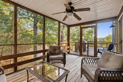 Charming Lakefront Estate that Sleeps 12 on Beautiful Rough River Lake, KY!