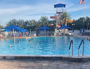 Piscine intérieure, piscine extérieure