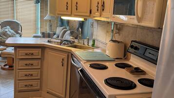 冰箱、微波炉、烤箱、炉灶