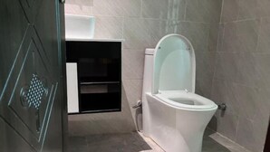 Ein Badezimmer mit Toilette, Waschbecken und Schrank.