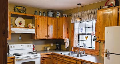 Lovely Cottage nestled in Northern Arkansas's scenic Ozark Mountains